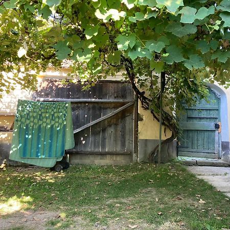 House By The Church - Entire House Crit Екстер'єр фото