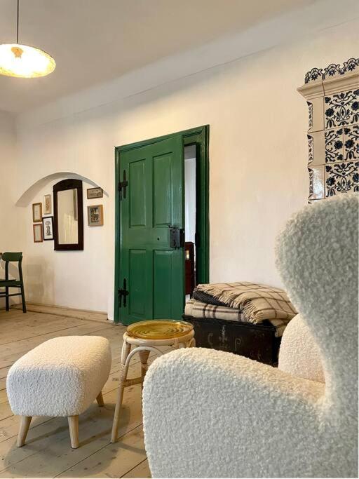House By The Church - Entire House Crit Екстер'єр фото