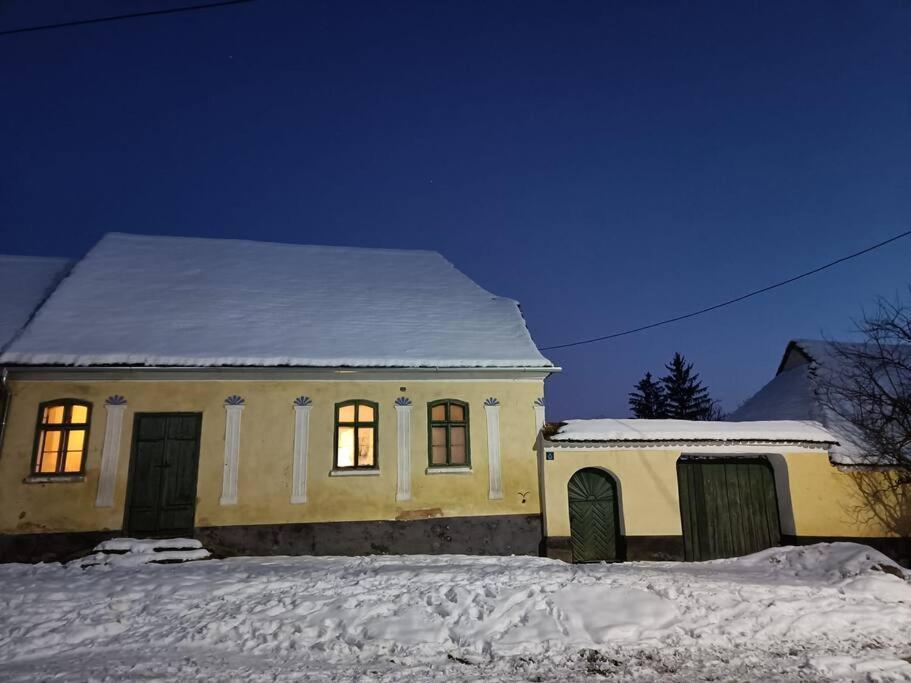 House By The Church - Entire House Crit Екстер'єр фото