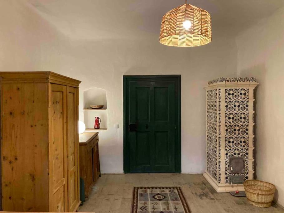 House By The Church - Entire House Crit Екстер'єр фото