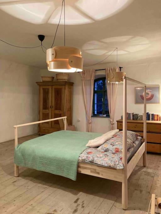 House By The Church - Entire House Crit Екстер'єр фото